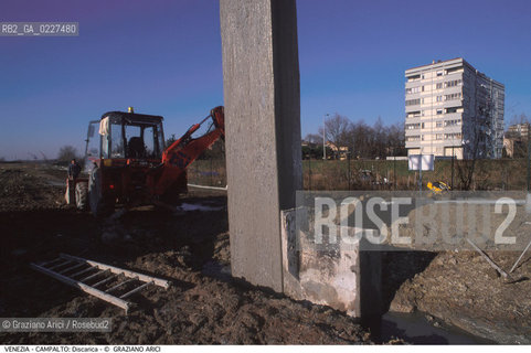Localizzazione:..VENEZIA / CAMPALTO..Oggetto:..Soggetto:..MESSA IN SICUREZZA DELLA DISCARICA / INQUINAMENTO RIFIUTI TOSSICI / CONSORZIO VENEZIA NUOVA..Cronologia: ....Definizione Culturale:..   Autore:....   Stile:..   Editori/Stampatori:..   Committenza:..Materia e Tecnica:....Collocazione:..Note:..DISCARICHE..Riproduzione Fotografica:..Copyright:..Graziano Arici/Rosebud2 .Data:..2000..Costo:..A