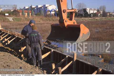 Localizzazione:..VENEZIA / CAMPALTO..Oggetto:..Soggetto:..MESSA IN SICUREZZA DELLA DISCARICA / INQUINAMENTO RIFIUTI TOSSICI / CONSORZIO VENEZIA NUOVA..Cronologia: ....Definizione Culturale:..   Autore:....   Stile:..   Editori/Stampatori:..   Committenza:..Materia e Tecnica:....Collocazione:..Note:..DISCARICHE..Riproduzione Fotografica:..Copyright:..Graziano Arici/Rosebud2 .Data:..2000..Costo:..A
