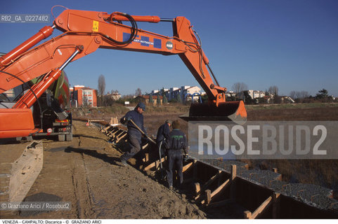Localizzazione:..VENEZIA / CAMPALTO..Oggetto:..Soggetto:..MESSA IN SICUREZZA DELLA DISCARICA / INQUINAMENTO RIFIUTI TOSSICI / CONSORZIO VENEZIA NUOVA..Cronologia: ....Definizione Culturale:..   Autore:....   Stile:..   Editori/Stampatori:..   Committenza:..Materia e Tecnica:....Collocazione:..Note:..DISCARICHE..Riproduzione Fotografica:..Copyright:..Graziano Arici/Rosebud2 .Data:..2000..Costo:..A