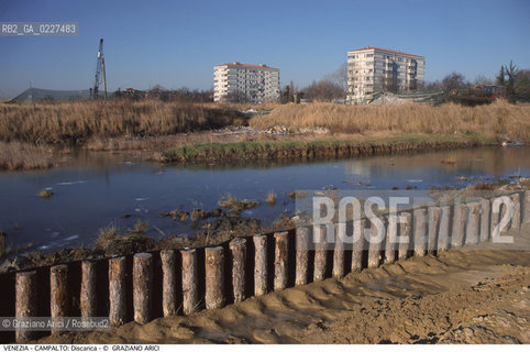 Localizzazione:..VENEZIA / CAMPALTO..Oggetto:..Soggetto:..MESSA IN SICUREZZA DELLA DISCARICA / INQUINAMENTO RIFIUTI TOSSICI / CONSORZIO VENEZIA NUOVA..Cronologia: ....Definizione Culturale:..   Autore:....   Stile:..   Editori/Stampatori:..   Committenza:..Materia e Tecnica:....Collocazione:..Note:..DISCARICHE..Riproduzione Fotografica:..Copyright:..Graziano Arici/Rosebud2 .Data:..2000..Costo:..A