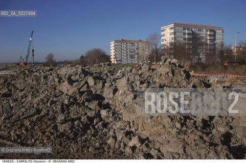 Localizzazione:..VENEZIA / CAMPALTO..Oggetto:..Soggetto:..MESSA IN SICUREZZA DELLA DISCARICA / INQUINAMENTO RIFIUTI TOSSICI / CONSORZIO VENEZIA NUOVA..Cronologia: ....Definizione Culturale:..   Autore:....   Stile:..   Editori/Stampatori:..   Committenza:..Materia e Tecnica:....Collocazione:..Note:..DISCARICHE..Riproduzione Fotografica:..Copyright:..Graziano Arici/Rosebud2 .Data:..2000..Costo:..A