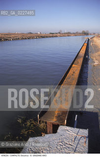 Localizzazione:..VENEZIA / CAMPALTO..Oggetto:..Soggetto:..MESSA IN SICUREZZA DELLA DISCARICA / INQUINAMENTO RIFIUTI TOSSICI / CONSORZIO VENEZIA NUOVA..Cronologia: ....Definizione Culturale:..   Autore:....   Stile:..   Editori/Stampatori:..   Committenza:..Materia e Tecnica:....Collocazione:..Note:..DISCARICHE..Riproduzione Fotografica:..Copyright:..Graziano Arici/Rosebud2 .Data:..2000..Costo:..A