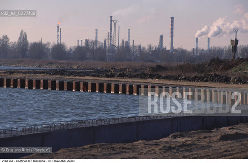 Localizzazione:..VENEZIA / CAMPALTO..Oggetto:..Soggetto:..MESSA IN SICUREZZA DELLA DISCARICA / INQUINAMENTO RIFIUTI TOSSICI / CONSORZIO VENEZIA NUOVA..Cronologia: ....Definizione Culturale:..   Autore:....   Stile:..   Editori/Stampatori:..   Committenza:..Materia e Tecnica:....Collocazione:..Note:..DISCARICHE..Riproduzione Fotografica:..Copyright:..Graziano Arici/Rosebud2 .Data:..2000..Costo:..A
