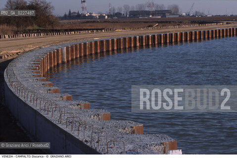 Localizzazione:..VENEZIA / CAMPALTO..Oggetto:..Soggetto:..MESSA IN SICUREZZA DELLA DISCARICA / INQUINAMENTO RIFIUTI TOSSICI / CONSORZIO VENEZIA NUOVA..Cronologia: ....Definizione Culturale:..   Autore:....   Stile:..   Editori/Stampatori:..   Committenza:..Materia e Tecnica:....Collocazione:..Note:..DISCARICHE..Riproduzione Fotografica:..Copyright:..Graziano Arici/Rosebud2 .Data:..2000..Costo:..A