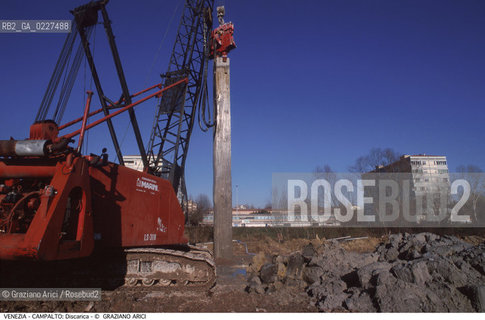 Localizzazione:..VENEZIA / CAMPALTO..Oggetto:..Soggetto:..MESSA IN SICUREZZA DELLA DISCARICA / INQUINAMENTO RIFIUTI TOSSICI / CONSORZIO VENEZIA NUOVA..Cronologia: ....Definizione Culturale:..   Autore:....   Stile:..   Editori/Stampatori:..   Committenza:..Materia e Tecnica:....Collocazione:..Note:..DISCARICHE..Riproduzione Fotografica:..Copyright:..Graziano Arici/Rosebud2 .Data:..2000..Costo:..A