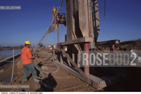 Localizzazione:..VENEZIA / CAMPALTO..Oggetto:..Soggetto:..MESSA IN SICUREZZA DELLA DISCARICA / INQUINAMENTO RIFIUTI TOSSICI / CONSORZIO VENEZIA NUOVA..Cronologia: ....Definizione Culturale:..   Autore:....   Stile:..   Editori/Stampatori:..   Committenza:..Materia e Tecnica:....Collocazione:..Note:..DISCARICHE..Riproduzione Fotografica:..Copyright:..Graziano Arici/Rosebud2 .Data:..2000..Costo:..A