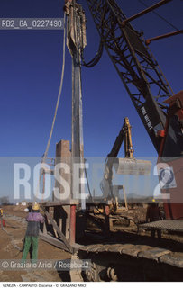 Localizzazione:..VENEZIA / CAMPALTO..Oggetto:..Soggetto:..MESSA IN SICUREZZA DELLA DISCARICA / INQUINAMENTO RIFIUTI TOSSICI / CONSORZIO VENEZIA NUOVA..Cronologia: ....Definizione Culturale:..   Autore:....   Stile:..   Editori/Stampatori:..   Committenza:..Materia e Tecnica:....Collocazione:..Note:..DISCARICHE..Riproduzione Fotografica:..Copyright:..Graziano Arici/Rosebud2 .Data:..2000..Costo:..A