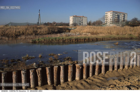 Localizzazione:..VENEZIA / CAMPALTO..Oggetto:..Soggetto:..MESSA IN SICUREZZA DELLA DISCARICA / INQUINAMENTO RIFIUTI TOSSICI / CONSORZIO VENEZIA NUOVA..Cronologia: ....Definizione Culturale:..   Autore:....   Stile:..   Editori/Stampatori:..   Committenza:..Materia e Tecnica:....Collocazione:..Note:..DISCARICHE..Riproduzione Fotografica:..Copyright:..Graziano Arici/Rosebud2 .Data:..2000..Costo:..A