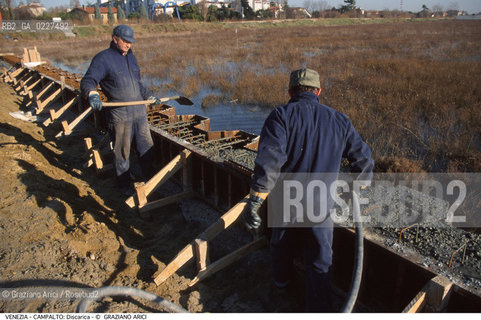 Localizzazione:..VENEZIA / CAMPALTO..Oggetto:..Soggetto:..MESSA IN SICUREZZA DELLA DISCARICA / INQUINAMENTO RIFIUTI TOSSICI / CONSORZIO VENEZIA NUOVA..Cronologia: ....Definizione Culturale:..   Autore:....   Stile:..   Editori/Stampatori:..   Committenza:..Materia e Tecnica:....Collocazione:..Note:..DISCARICHE..Riproduzione Fotografica:..Copyright:..Graziano Arici/Rosebud2 .Data:..2000..Costo:..A