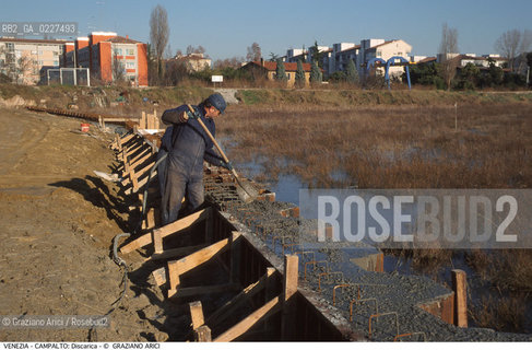 Localizzazione:..VENEZIA / CAMPALTO..Oggetto:..Soggetto:..MESSA IN SICUREZZA DELLA DISCARICA / INQUINAMENTO RIFIUTI TOSSICI / CONSORZIO VENEZIA NUOVA..Cronologia: ....Definizione Culturale:..   Autore:....   Stile:..   Editori/Stampatori:..   Committenza:..Materia e Tecnica:....Collocazione:..Note:..DISCARICHE..Riproduzione Fotografica:..Copyright:..Graziano Arici/Rosebud2 .Data:..2000..Costo:..A