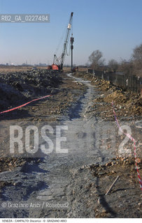 Localizzazione:..VENEZIA / CAMPALTO..Oggetto:..Soggetto:..MESSA IN SICUREZZA DELLA DISCARICA / INQUINAMENTO RIFIUTI TOSSICI / CONSORZIO VENEZIA NUOVA..Cronologia: ....Definizione Culturale:..   Autore:....   Stile:..   Editori/Stampatori:..   Committenza:..Materia e Tecnica:....Collocazione:..Note:..DISCARICHE..Riproduzione Fotografica:..Copyright:..Graziano Arici/Rosebud2 .Data:..2000..Costo:..A