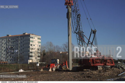 Localizzazione:..VENEZIA / CAMPALTO..Oggetto:..Soggetto:..MESSA IN SICUREZZA DELLA DISCARICA / INQUINAMENTO RIFIUTI TOSSICI / CONSORZIO VENEZIA NUOVA..Cronologia: ....Definizione Culturale:..   Autore:....   Stile:..   Editori/Stampatori:..   Committenza:..Materia e Tecnica:....Collocazione:..Note:..DISCARICHE..Riproduzione Fotografica:..Copyright:..Graziano Arici/Rosebud2 .Data:..2000..Costo:..A