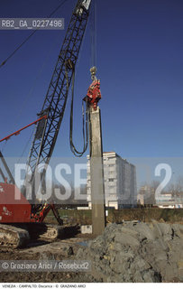 Localizzazione:..VENEZIA / CAMPALTO..Oggetto:..Soggetto:..MESSA IN SICUREZZA DELLA DISCARICA / INQUINAMENTO RIFIUTI TOSSICI / CONSORZIO VENEZIA NUOVA..Cronologia: ....Definizione Culturale:..   Autore:....   Stile:..   Editori/Stampatori:..   Committenza:..Materia e Tecnica:....Collocazione:..Note:..DISCARICHE..Riproduzione Fotografica:..Copyright:..Graziano Arici/Rosebud2 .Data:..2000..Costo:..A