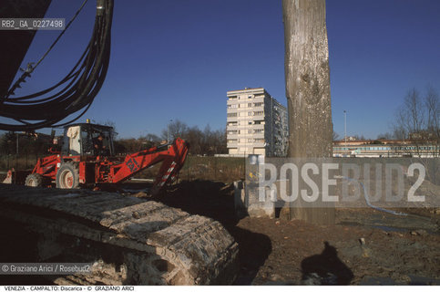 Localizzazione:..VENEZIA / CAMPALTO..Oggetto:..Soggetto:..MESSA IN SICUREZZA DELLA DISCARICA / INQUINAMENTO RIFIUTI TOSSICI / CONSORZIO VENEZIA NUOVA..Cronologia: ....Definizione Culturale:..   Autore:....   Stile:..   Editori/Stampatori:..   Committenza:..Materia e Tecnica:....Collocazione:..Note:..DISCARICHE..Riproduzione Fotografica:..Copyright:..Graziano Arici/Rosebud2 .Data:..2000..Costo:..A