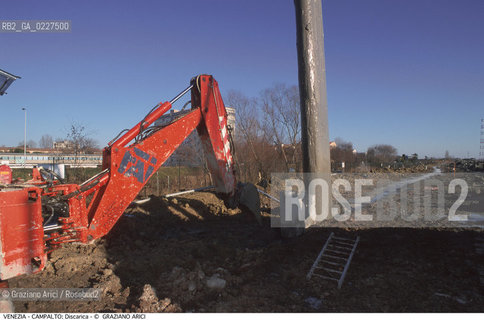 Localizzazione:..VENEZIA / CAMPALTO..Oggetto:..Soggetto:..MESSA IN SICUREZZA DELLA DISCARICA / INQUINAMENTO RIFIUTI TOSSICI / CONSORZIO VENEZIA NUOVA..Cronologia: ....Definizione Culturale:..   Autore:....   Stile:..   Editori/Stampatori:..   Committenza:..Materia e Tecnica:....Collocazione:..Note:..DISCARICHE..Riproduzione Fotografica:..Copyright:..Graziano Arici/Rosebud2 .Data:..2000..Costo:..A