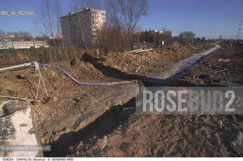 Localizzazione:..VENEZIA / CAMPALTO..Oggetto:..Soggetto:..MESSA IN SICUREZZA DELLA DISCARICA / INQUINAMENTO RIFIUTI TOSSICI / CONSORZIO VENEZIA NUOVA..Cronologia: ....Definizione Culturale:..   Autore:....   Stile:..   Editori/Stampatori:..   Committenza:..Materia e Tecnica:....Collocazione:..Note:..DISCARICHE..Riproduzione Fotografica:..Copyright:..Graziano Arici/Rosebud2 .Data:..2000..Costo:..A