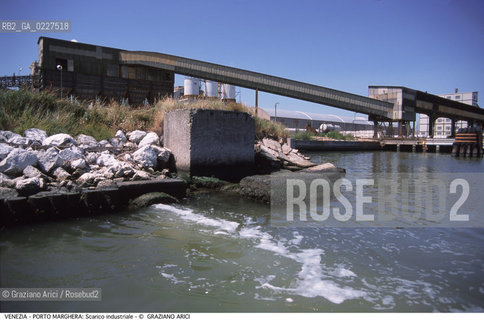 Localizzazione:..VENEZIA / PORTO MARGHERA..Oggetto:..Soggetto:..INQUINAMENTO NEI CANALI / SCARICO RIFIUTI TOSSICI ZONA INDUSTRIALE..Cronologia: ....Definizione Culturale:..   Autore:....   Stile:..   Editori/Stampatori:..   Committenza:..Materia e Tecnica:....Collocazione:..Note:..DISCARICHE..Riproduzione Fotografica:..Copyright:..Graziano Arici/Rosebud2 .Data:..1998..Costo:..A