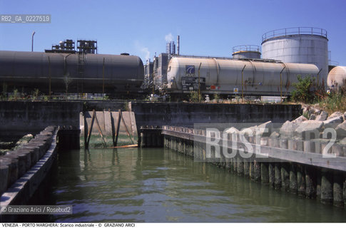 Localizzazione:..VENEZIA / PORTO MARGHERA..Oggetto:..Soggetto:..INQUINAMENTO NEI CANALI / SCARICO RIFIUTI TOSSICI ZONA INDUSTRIALE PETROLCHIMICO..Cronologia: ....Definizione Culturale:..   Autore:....   Stile:..   Editori/Stampatori:..   Committenza:..Materia e Tecnica:....Collocazione:..Note:..DISCARICHE..Riproduzione Fotografica:..Copyright:..Graziano Arici/Rosebud2 .Data:..1998..Costo:..A