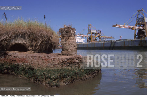 Localizzazione:..VENEZIA / PORTO MARGHERA..Oggetto:..Soggetto:..INQUINAMENTO NEI CANALI / RIFIUTI TOSSICI ZONA INDUSTRIALE..Cronologia: ....Definizione Culturale:..   Autore:....   Stile:..   Editori/Stampatori:..   Committenza:..Materia e Tecnica:....Collocazione:..Note:..DISCARICHE..Riproduzione Fotografica:..Copyright:..Graziano Arici/Rosebud2 .Data:..1998..Costo:..A