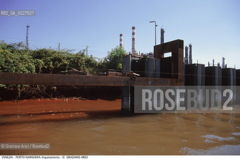 Localizzazione:..VENEZIA / PORTO MARGHERA..Oggetto:..Soggetto:..INQUINAMENTO NEI CANALI / RIFIUTI TOSSICI ZONA INDUSTRIALE..Cronologia: ....Definizione Culturale:..   Autore:....   Stile:..   Editori/Stampatori:..   Committenza:..Materia e Tecnica:....Collocazione:..Note:..DISCARICHE..Riproduzione Fotografica:..Copyright:..Graziano Arici/Rosebud2 .Data:..1998..Costo:..A