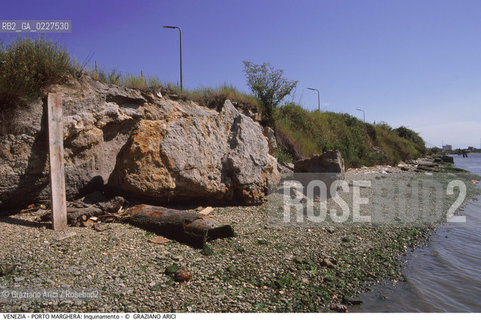 Localizzazione:..VENEZIA / PORTO MARGHERA..Oggetto:..Soggetto:..INQUINAMENTO NEI CANALI / RIFIUTI TOSSICI ZONA INDUSTRIALE..Cronologia: ....Definizione Culturale:..   Autore:....   Stile:..   Editori/Stampatori:..   Committenza:..Materia e Tecnica:....Collocazione:..Note:..DISCARICHE..Riproduzione Fotografica:..Copyright:..Graziano Arici/Rosebud2 .Data:..1998..Costo:..A