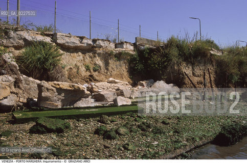 Localizzazione:..VENEZIA / PORTO MARGHERA..Oggetto:..Soggetto:..INQUINAMENTO NEI CANALI / RIFIUTI TOSSICI ZONA INDUSTRIALE..Cronologia: ....Definizione Culturale:..   Autore:....   Stile:..   Editori/Stampatori:..   Committenza:..Materia e Tecnica:....Collocazione:..Note:..DISCARICHE..Riproduzione Fotografica:..Copyright:..Graziano Arici/Rosebud2 .Data:..1998..Costo:..A