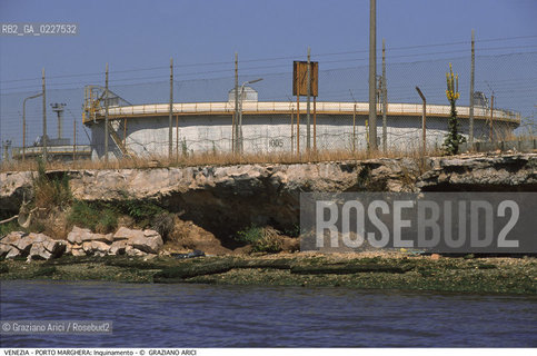 Localizzazione:..VENEZIA / PORTO MARGHERA..Oggetto:..Soggetto:..INQUINAMENTO NEI CANALI / RIFIUTI TOSSICI ZONA INDUSTRIALE ENICHEM PETROLCHIMICO..Cronologia: ....Definizione Culturale:..   Autore:....   Stile:..   Editori/Stampatori:..   Committenza:..Materia e Tecnica:....Collocazione:..Note:..DISCARICHE..Riproduzione Fotografica:..Copyright:..Graziano Arici/Rosebud2 .Data:..1998..Costo:..A