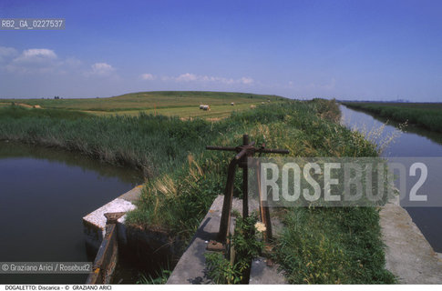 Localizzazione:..DOGALETTO..Oggetto:..Soggetto:..DISCARICA INQUINAMENTO / CHIUSA..Cronologia: ....Definizione Culturale:..   Autore:....   Stile:..   Editori/Stampatori:..   Committenza:..Materia e Tecnica:....Collocazione:..Note:..DISCARICHE..Riproduzione Fotografica:..Copyright:..Graziano Arici/Rosebud2 .Data:..1998..Costo:..A