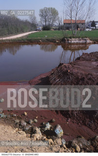 Localizzazione:..DOGALETTO..Oggetto:..Soggetto:..DISCARICA INQUINAMENTO RIFIUTI TOSSICI..Cronologia: ....Definizione Culturale:..   Autore:....   Stile:..   Editori/Stampatori:..   Committenza:..Materia e Tecnica:....Collocazione:..Note:..DISCARICHE..Riproduzione Fotografica:..Copyright:..Graziano Arici/Rosebud2 .Data:..1998..Costo:..A