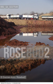 Localizzazione:..DOGALETTO..Oggetto:..Soggetto:..DISCARICA INQUINAMENTO RIFIUTI TOSSICI..Cronologia: ....Definizione Culturale:..   Autore:....   Stile:..   Editori/Stampatori:..   Committenza:..Materia e Tecnica:....Collocazione:..Note:..DISCARICHE..Riproduzione Fotografica:..Copyright:..Graziano Arici/Rosebud2 .Data:..1998..Costo:..A