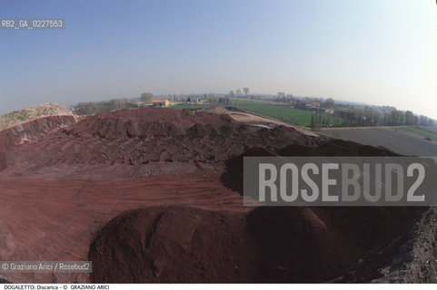 Localizzazione:..DOGALETTO..Oggetto:..Soggetto:..DISCARICA INQUINAMENTO RIFIUTI TOSSICI..Cronologia: ....Definizione Culturale:..   Autore:....   Stile:..   Editori/Stampatori:..   Committenza:..Materia e Tecnica:....Collocazione:..Note:..DISCARICHE..Riproduzione Fotografica:..Copyright:..Graziano Arici/Rosebud2 .Data:..1998..Costo:..A