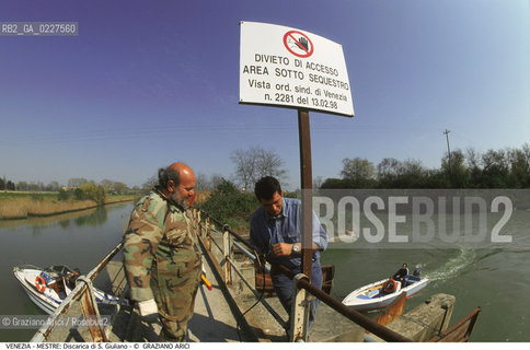 Localizzazione:..VENEZIA / MESTRE..Oggetto:..Soggetto:..SEQUESTRO DELLA DISCARICA DI S. GIULIANO / INQUINAMENTO / RIFIUTI TOSSICI..Cronologia: ....Definizione Culturale:..   Autore:....   Stile:..   Editori/Stampatori:..   Committenza:..Materia e Tecnica:....Collocazione:..Note:..DISCARICHE..Riproduzione Fotografica:..Copyright:..Graziano Arici/Rosebud2 .Data:..1998..Costo:..A