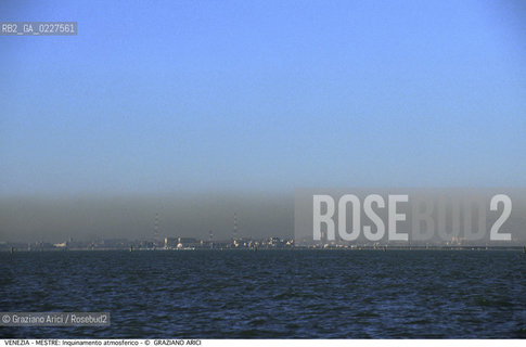 Localizzazione:..VENEZIA / MESTRE..Oggetto:..Soggetto:..INQUINAMENTO ATMOSFERICO SMOG LAGUNA..Cronologia: ....Definizione Culturale:..   Autore:....   Stile:..   Editori/Stampatori:..   Committenza:..Materia e Tecnica:....Collocazione:..Note:..DISCARICHE..Riproduzione Fotografica:..Copyright:..Graziano Arici/Rosebud2 .Data:..1998..Costo:..A