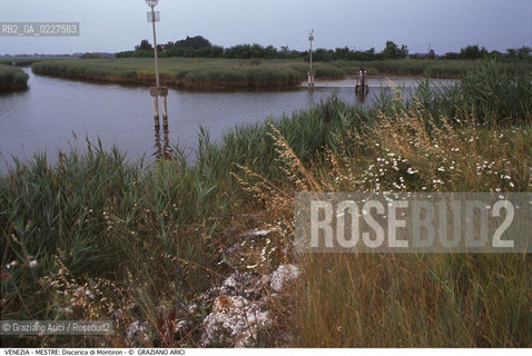 Localizzazione:..VENEZIA / MESTRE..Oggetto:..Soggetto:..DISCARICA DI MONTIRON / INQUINAMENTO RIFIUTI SOLIDI URBANI..Cronologia: ....Definizione Culturale:..   Autore:....   Stile:..   Editori/Stampatori:..   Committenza:..Materia e Tecnica:....Collocazione:..Note:..DISCARICHE..Riproduzione Fotografica:..Copyright:..Graziano Arici/Rosebud2 .Data:..1999..Costo:..A