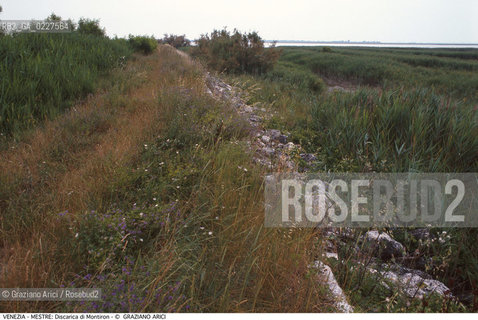 Localizzazione:..VENEZIA / MESTRE..Oggetto:..Soggetto:..DISCARICA DI MONTIRON / INQUINAMENTO RIFIUTI SOLIDI URBANI..Cronologia: ....Definizione Culturale:..   Autore:....   Stile:..   Editori/Stampatori:..   Committenza:..Materia e Tecnica:....Collocazione:..Note:..DISCARICHE..Riproduzione Fotografica:..Copyright:..Graziano Arici/Rosebud2 .Data:..1999..Costo:..A