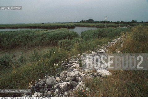 Localizzazione:..VENEZIA / MESTRE..Oggetto:..Soggetto:..DISCARICA DI MONTIRON / INQUINAMENTO RIFIUTI SOLIDI URBANI..Cronologia: ....Definizione Culturale:..   Autore:....   Stile:..   Editori/Stampatori:..   Committenza:..Materia e Tecnica:....Collocazione:..Note:..DISCARICHE..Riproduzione Fotografica:..Copyright:..Graziano Arici/Rosebud2 .Data:..1999..Costo:..A