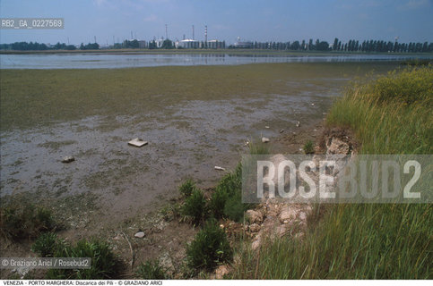 Localizzazione:..VENEZIA / PORTO MARGHERA..Oggetto:..Soggetto:..DISCARICA DEI PILI / INQUINAMENTO RIFIUTI TOSSICI / ZONA INDUSTRIALE  FUSINA ..Cronologia: ....Definizione Culturale:..   Autore:....   Stile:..   Editori/Stampatori:..   Committenza:..Materia e Tecnica:....Collocazione:..Note:..DISCARICHE..Riproduzione Fotografica:..Copyright:..Graziano Arici/Rosebud2 .Data:..1999..Costo:..A