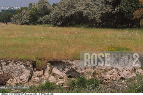 Localizzazione:..VENEZIA / PORTO MARGHERA..Oggetto:..Soggetto:..DISCARICA DEI PILI / INQUINAMENTO RIFIUTI TOSSICI..Cronologia: ....Definizione Culturale:..   Autore:....   Stile:..   Editori/Stampatori:..   Committenza:..Materia e Tecnica:....Collocazione:..Note:..DISCARICHE..Riproduzione Fotografica:..Copyright:..Graziano Arici/Rosebud2 .Data:..1999..Costo:..A