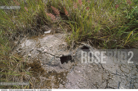 Localizzazione:..VENEZIA / PORTO MARGHERA..Oggetto:..Soggetto:..DISCARICA DEI PILI / INQUINAMENTO RIFIUTI TOSSICI..Cronologia: ....Definizione Culturale:..   Autore:....   Stile:..   Editori/Stampatori:..   Committenza:..Materia e Tecnica:....Collocazione:..Note:..DISCARICHE..Riproduzione Fotografica:..Copyright:..Graziano Arici/Rosebud2 .Data:..1999..Costo:..A