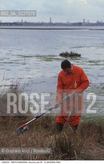 Localizzazione:..VENEZIA / PORTO MARGHERA..Oggetto:..Soggetto:..DISCARICA DEI PILI / INQUINAMENTO RIFIUTI TOSSICI CONSORZIO VENEZIA NUOVA / MISURAZIONE RADIOATTIVITA ..Cronologia: ....Definizione Culturale:..   Autore:....   Stile:..   Editori/Stampatori:..   Committenza:..Materia e Tecnica:....Collocazione:..Note:..DISCARICHE..Riproduzione Fotografica:..Copyright:..Graziano Arici/Rosebud2 .Data:..1999..Costo:..A