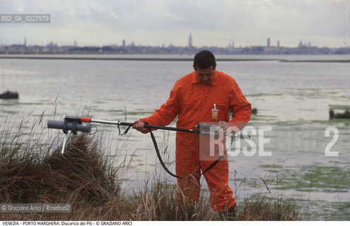 Localizzazione:..VENEZIA / PORTO MARGHERA..Oggetto:..Soggetto:..DISCARICA DEI PILI / INQUINAMENTO RIFIUTI TOSSICI CONSORZIO VENEZIA NUOVA / MISURAZIONE RADIOATTIVITA ..Cronologia: ....Definizione Culturale:..   Autore:....   Stile:..   Editori/Stampatori:..   Committenza:..Materia e Tecnica:....Collocazione:..Note:..DISCARICHE..Riproduzione Fotografica:..Copyright:..Graziano Arici/Rosebud2 .Data:..1999..Costo:..A