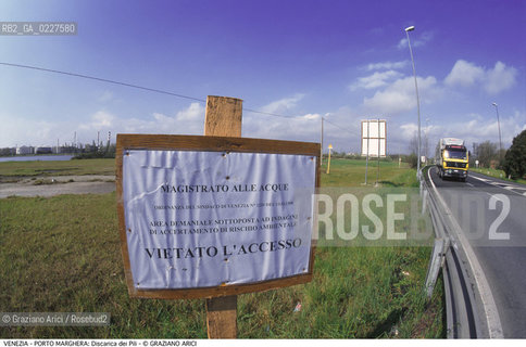 Localizzazione:..VENEZIA / PORTO MARGHERA..Oggetto:..Soggetto:..DISCARICA DEI PILI / INQUINAMENTO RIFIUTI TOSSICI / SEQUESTRO / ZONA INDUSTRIALE..Cronologia: ....Definizione Culturale:..   Autore:....   Stile:..   Editori/Stampatori:..   Committenza:..Materia e Tecnica:....Collocazione:..Note:..DISCARICHE..Riproduzione Fotografica:..Copyright:..Graziano Arici/Rosebud2 .Data:..1999..Costo:..A
