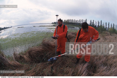 Localizzazione:..VENEZIA / PORTO MARGHERA..Oggetto:..Soggetto:..DISCARICA DEI PILI / INQUINAMENTO RIFIUTI TOSSICI CONSORZIO VENEZIA NUOVA / MISURAZIONE RADIOATTIVITA ..Cronologia: ....Definizione Culturale:..   Autore:....   Stile:..   Editori/Stampatori:..   Committenza:..Materia e Tecnica:....Collocazione:..Note:..DISCARICHE..Riproduzione Fotografica:..Copyright:..Graziano Arici/Rosebud2 .Data:..1999..Costo:..A