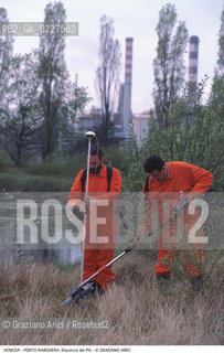 Localizzazione:..VENEZIA / PORTO MARGHERA..Oggetto:..Soggetto:..DISCARICA DEI PILI / INQUINAMENTO RIFIUTI TOSSICI CONSORZIO VENEZIA NUOVA / MISURAZIONE RADIOATTIVITA ..Cronologia: ....Definizione Culturale:..   Autore:....   Stile:..   Editori/Stampatori:..   Committenza:..Materia e Tecnica:....Collocazione:..Note:..DISCARICHE..Riproduzione Fotografica:..Copyright:..Graziano Arici/Rosebud2 .Data:..1999..Costo:..A