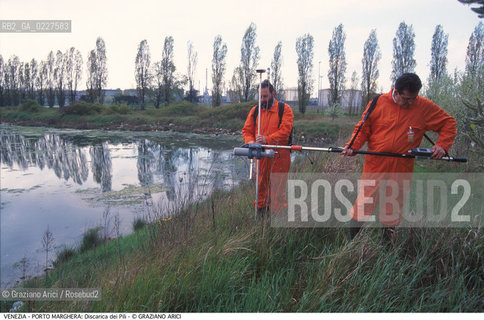Localizzazione:..VENEZIA / PORTO MARGHERA..Oggetto:..Soggetto:..DISCARICA DEI PILI / INQUINAMENTO RIFIUTI TOSSICI CONSORZIO VENEZIA NUOVA / MISURAZIONE RADIOATTIVITA ..Cronologia: ....Definizione Culturale:..   Autore:....   Stile:..   Editori/Stampatori:..   Committenza:..Materia e Tecnica:....Collocazione:..Note:..DISCARICHE..Riproduzione Fotografica:..Copyright:..Graziano Arici/Rosebud2 .Data:..1999..Costo:..A