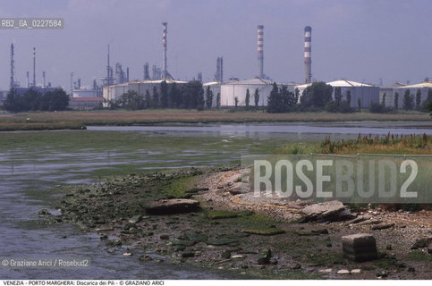 Localizzazione:..VENEZIA / PORTO MARGHERA..Oggetto:..Soggetto:..DISCARICA DEI PILI / INQUINAMENTO RIFIUTI TOSSICI / ZONA INDUSTRIALE..Cronologia: ....Definizione Culturale:..   Autore:....   Stile:..   Editori/Stampatori:..   Committenza:..Materia e Tecnica:....Collocazione:..Note:..DISCARICHE..Riproduzione Fotografica:..Copyright:..Graziano Arici/Rosebud2 .Data:..1999..Costo:..A