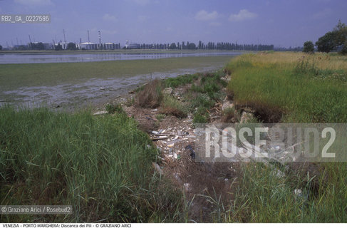 Localizzazione:..VENEZIA / PORTO MARGHERA..Oggetto:..Soggetto:..DISCARICA DEI PILI / INQUINAMENTO RIFIUTI TOSSICI / ZONA INDUSTRIALE..Cronologia: ....Definizione Culturale:..   Autore:....   Stile:..   Editori/Stampatori:..   Committenza:..Materia e Tecnica:....Collocazione:..Note:..DISCARICHE..Riproduzione Fotografica:..Copyright:..Graziano Arici/Rosebud2 .Data:..1999..Costo:..A