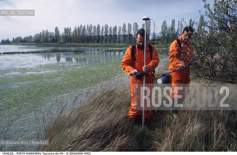 Localizzazione:..VENEZIA / PORTO MARGHERA..Oggetto:..Soggetto:..DISCARICA DEI PILI / INQUINAMENTO RIFIUTI TOSSICI CONSORZIO VENEZIA NUOVA / MISURAZIONE RADIOATTIVITA..Cronologia: ....Definizione Culturale:..   Autore:....   Stile:..   Editori/Stampatori:..   Committenza:..Materia e Tecnica:....Collocazione:..Note:..DISCARICHE..Riproduzione Fotografica:..Copyright:..Graziano Arici/Rosebud2 .Data:..1999..Costo:..A