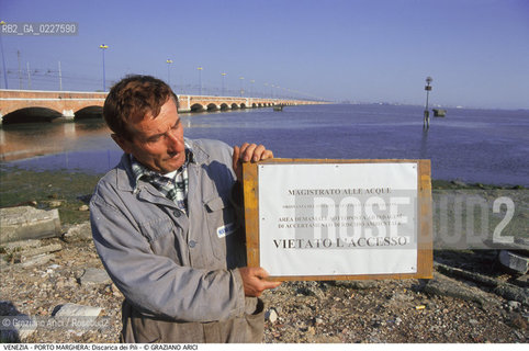 Localizzazione:..VENEZIA / PORTO MARGHERA..Oggetto:..Soggetto:..DISCARICA DEI PILI / INQUINAMENTO RIFIUTI TOSSICI CONSORZIO VENEZIA NUOVA / SEQUESTRO / PONTE DELLA LIBERTA..Cronologia: ....Definizione Culturale:..   Autore:....   Stile:..   Editori/Stampatori:..   Committenza:..Materia e Tecnica:....Collocazione:..Note:..DISCARICHE..Riproduzione Fotografica:..Copyright:..Graziano Arici/Rosebud2 .Data:..1999..Costo:..A
