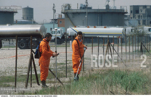 Localizzazione:..VENEZIA / PORTO MARGHERA..Oggetto:..Soggetto:..DISCARICA DEI PILI / INQUINAMENTO RIFIUTI TOSSICI CONSORZIO VENEZIA NUOVA / MISURAZIONE RADIOATTIVITA ZONA INDUSTRIALE..Cronologia: ....Definizione Culturale:..   Autore:....   Stile:..   Editori/Stampatori:..   Committenza:..Materia e Tecnica:....Collocazione:..Note:..DISCARICHE..Riproduzione Fotografica:..Copyright:..Graziano Arici/Rosebud2 .Data:..1999..Costo:..A